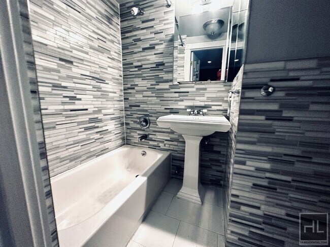 Building Photo - AMAZING ONE BEDROOM APARTMENT!! AMAZING DE...