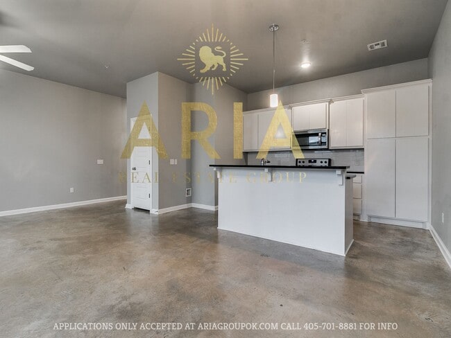 Building Photo - West Norman Urban Contemporary 3 Bed/2.5 Bath West Main Lofts Townhome Available Now!