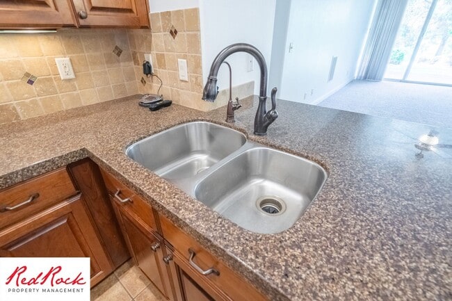 Building Photo - Remarkable 3 Bedroom Condo Next to Sunbroo...