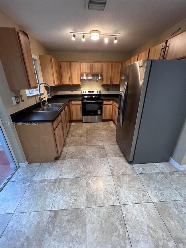 Building Photo - 2098 NE 167th St