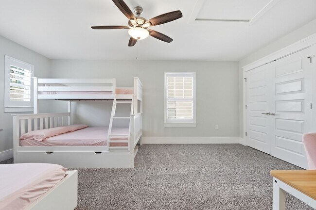 Building Photo - Stunning 4 Bedroom Home with Solar Energy & Private Pool!