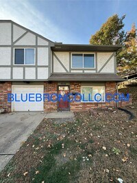 Building Photo - Newly renovated 2 bedroom with fresh paint and new flooring!