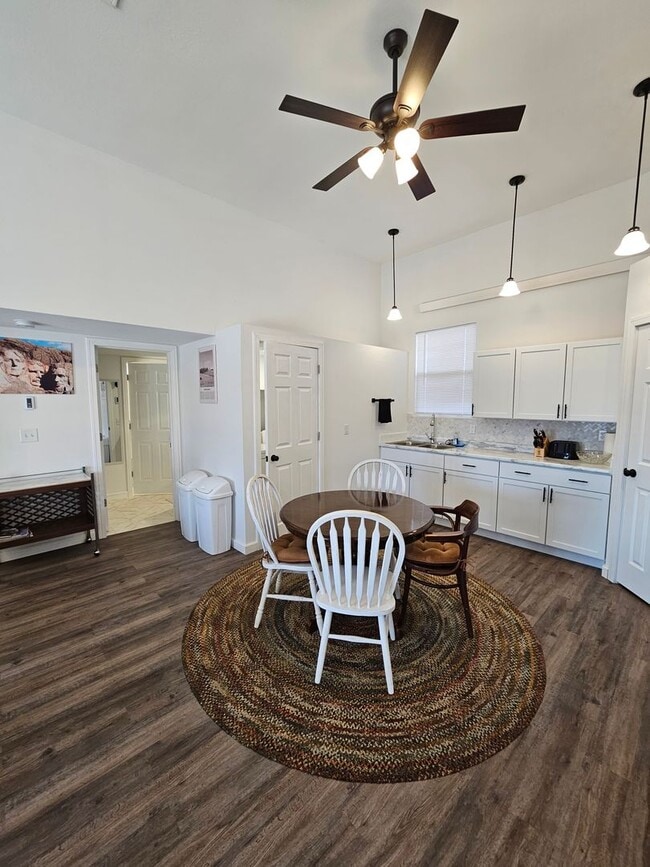 Building Photo - 1 BED | PLUS LOFT AREA | 1.5 BATH | FURNIS...