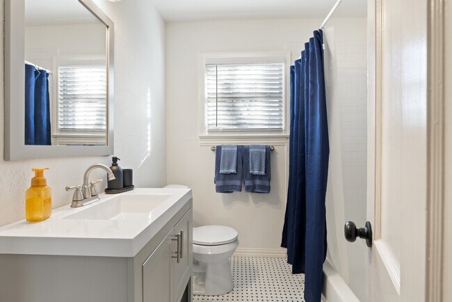 Building Photo - Updated Garland Home