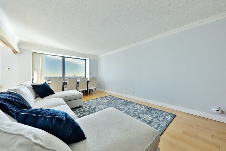 Building Photo - 65 E India Row