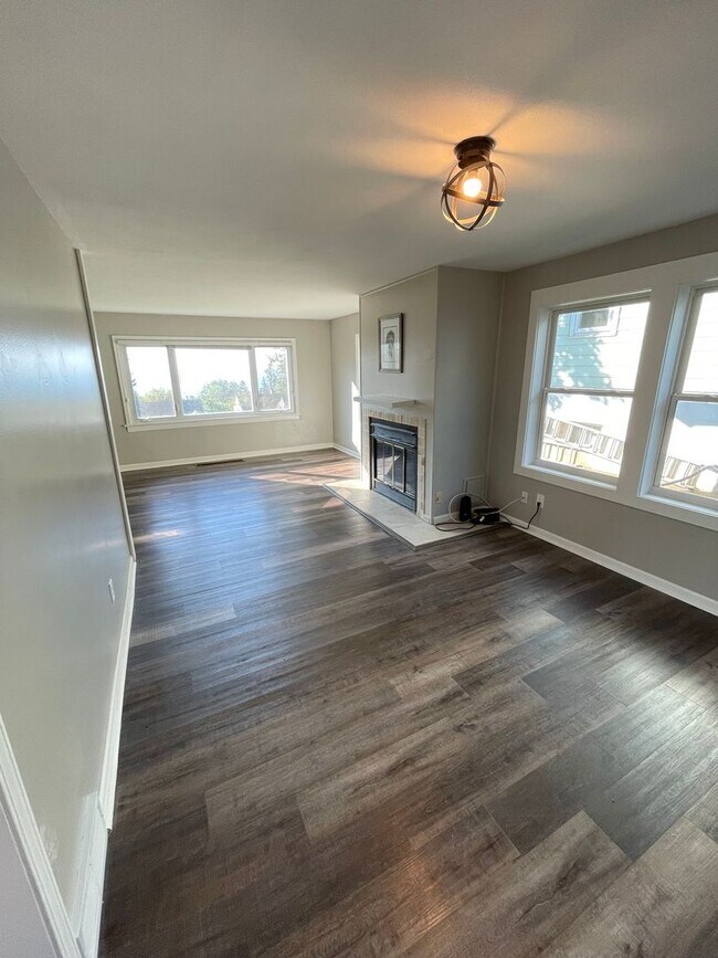 Building Photo - Available September - 2 Bedroom, 1 Bath New Reno!
