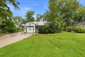 Building Photo - 1620 E Selma St