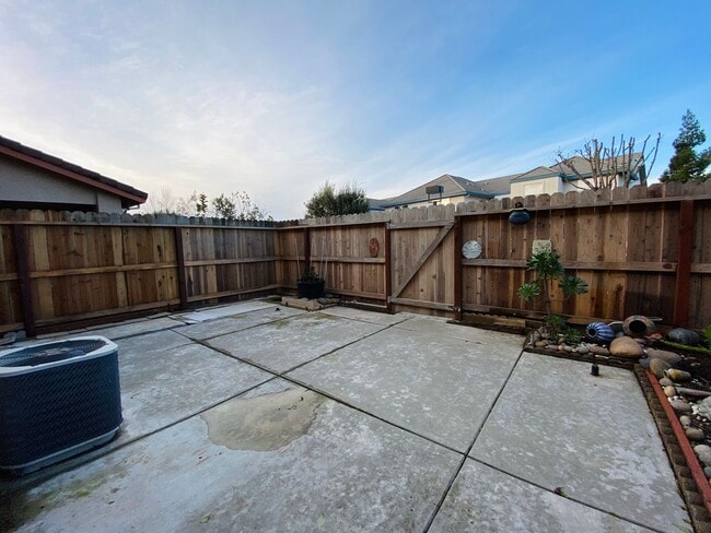 Building Photo - Lovely Galt Townhouse