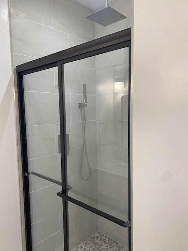 Building Photo - Stunning Executive Rental