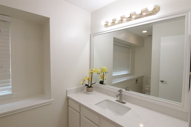 Building Photo - 6918 Glen Rosa Dr
