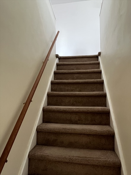 Building Photo - 701 E 6th St