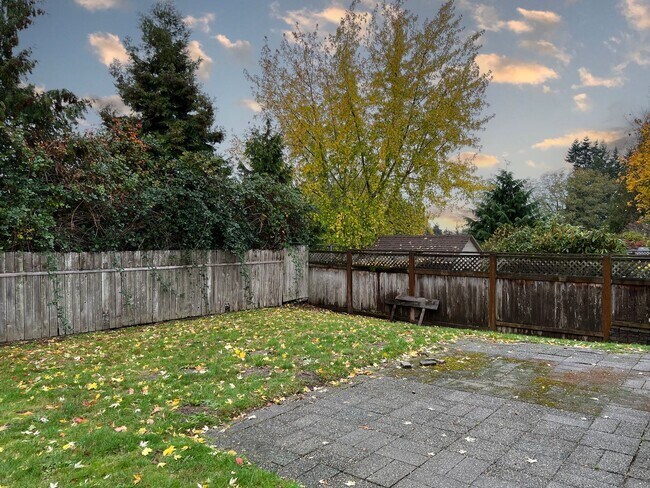 Building Photo - 4 bedroom 2.05 bath rambler on Kent's East...