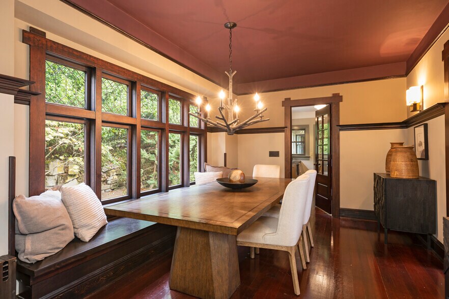 Dining room - 911 W Howe St