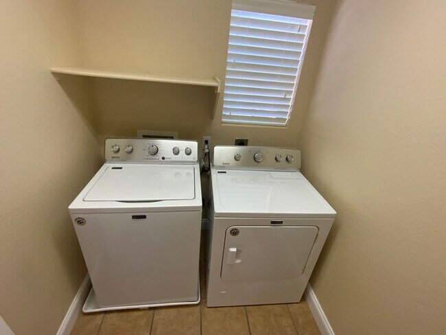 Building Photo - SUPER UPGRADED 3BD/2.5BA HOME W/ POOL/SPA!!