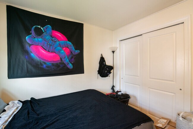 Building Photo - Two Bedroom Point Breeze Townhouse