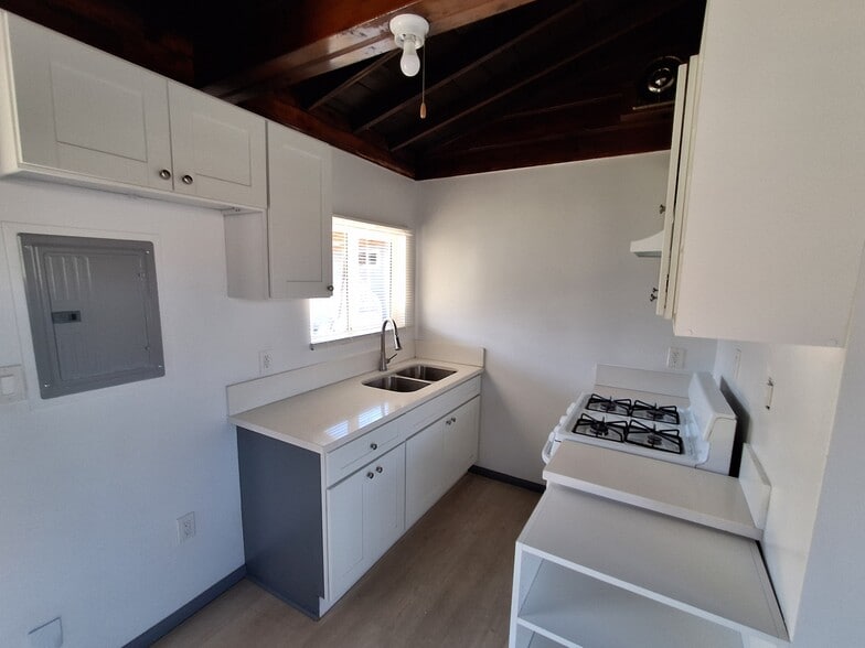 Kitchen - 1412 W 107th St