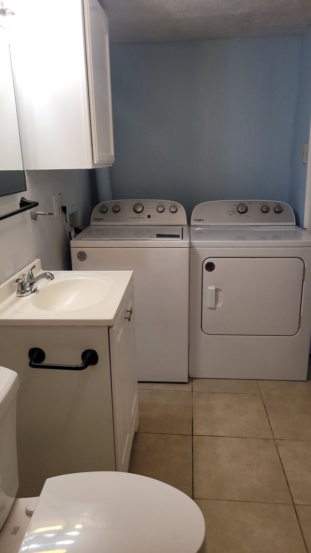 Building Photo - 1st Floor One bedroom One Bathroom with Wa...