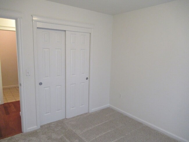 Building Photo - Large 4 Bedroom South