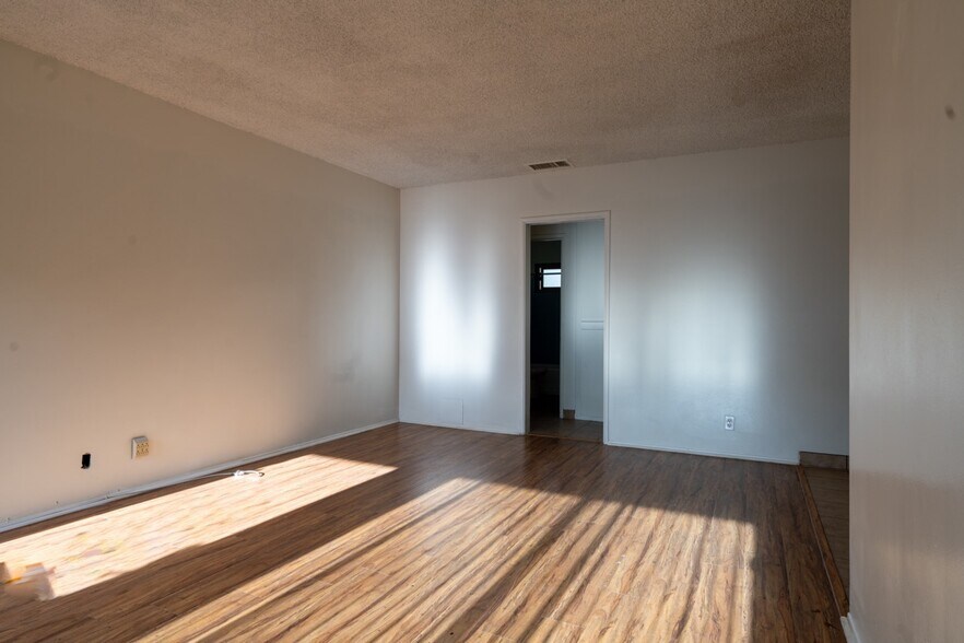 Building Photo - 234 E Tamarack Ave