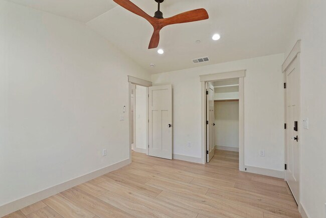 Building Photo - Beautifully Built 2/1 in North Oak Park Close to UC Davis + McGeorge Law School!