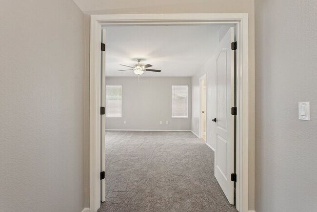 Building Photo - Nice 3 bedroom 2 bath