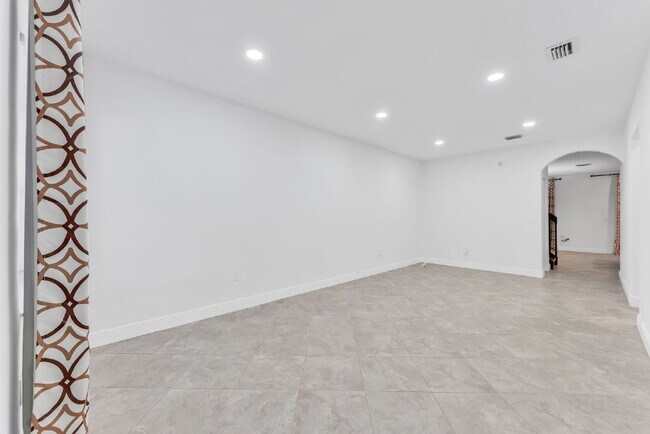 Building Photo - Stunning lakefront townhouse in gated Homestead community.