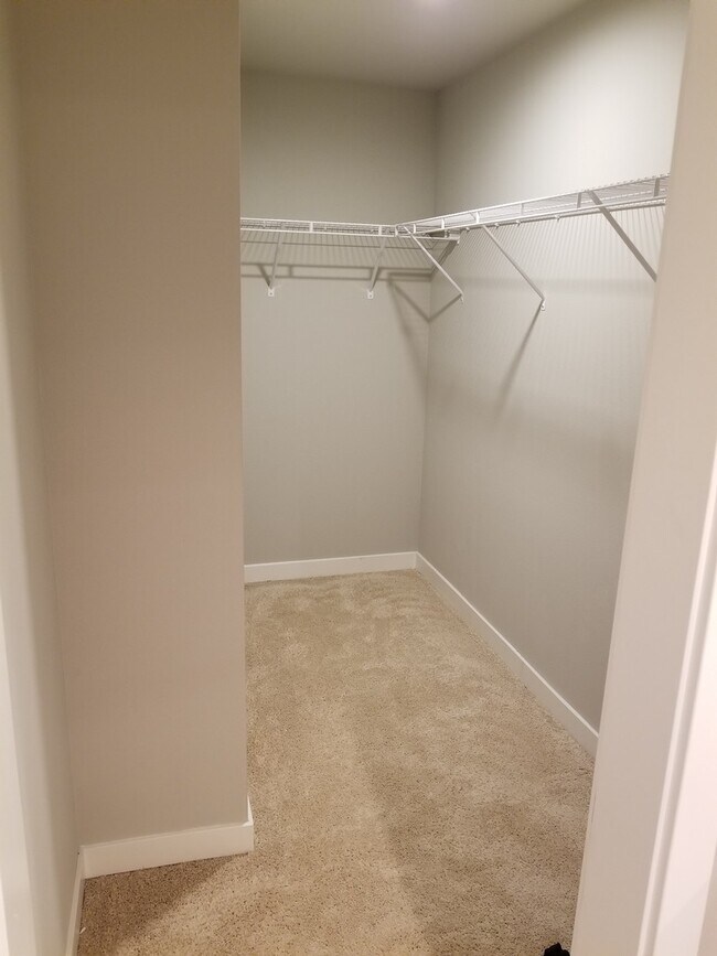 Building Photo - GORGEOUS Edmonds 2 Bedroom Primary Suites - CLOSE TO EVERYTHING