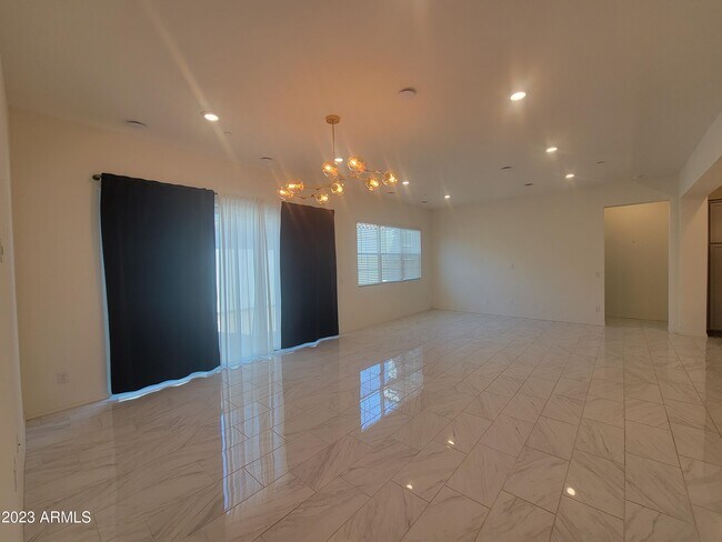 Building Photo - 240 E Shamrock Dr