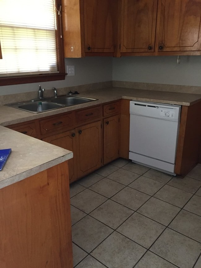 Building Photo - Evanston Estates Brick Home w/ Fenced Yard