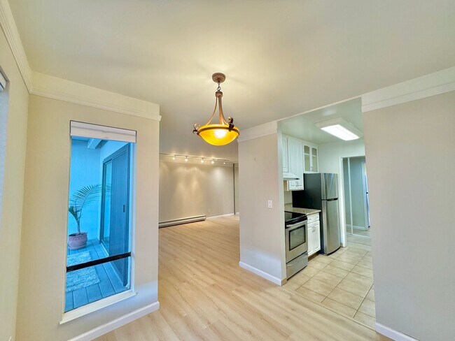 Building Photo - $500 OFF FIRST MONTH RENT!!! One Bedroom One Bath Condo in Watergate Complex!!!