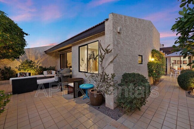 Building Photo - 1317 E Amado Rd