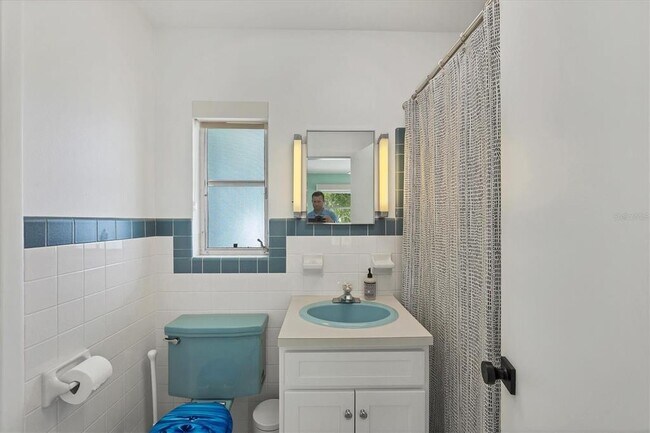Building Photo - 550 Gaspar Dr