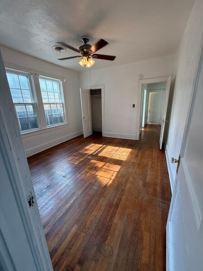 Building Photo - 905 S 23rd St