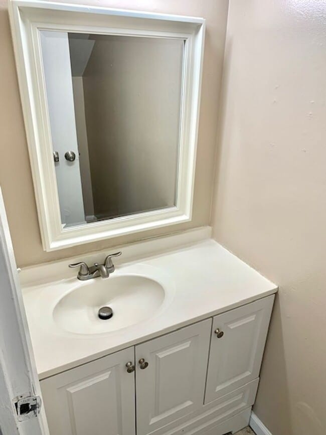 Building Photo - Great 2 bed, 1.5 Bath Condo with Garage in...