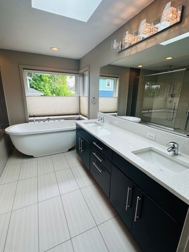 Building Photo - 4bd/2.75ba Renton House