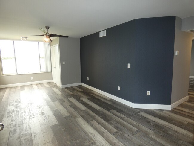 Building Photo - 2810 N Oakland Forest Dr