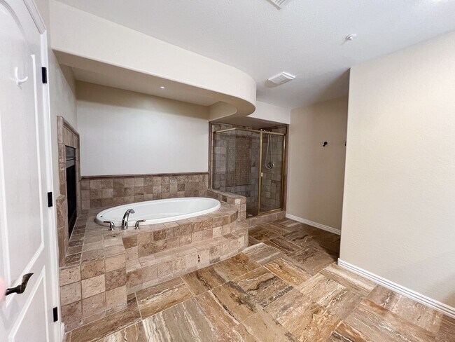 Building Photo - Stunning 5 bed/ 3.5 Bath in Pleasant Valley