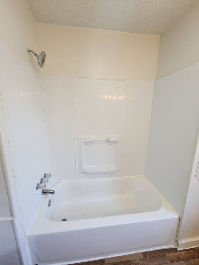 Building Photo - Charming 3-Bedroom Property in Prime Location