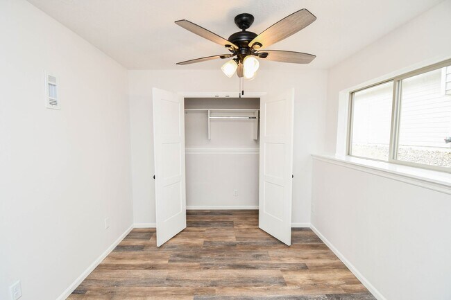 Building Photo - 5 Bedroom 3 Bathroom Single Family Home North Sioux Falls!