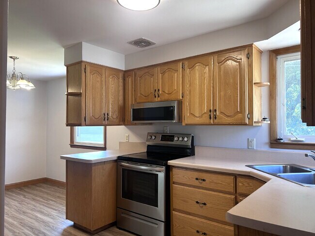 Building Photo - Large Updated 3 Bedroom Ranch
