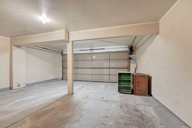 Building Photo - Move-In Ready Townhome with Garage & Great Amenities!