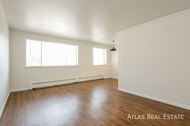 Building Photo - Top Floor 2 Bedroom Apartment Steps from R...