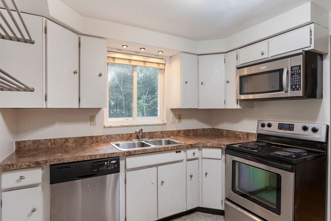 Building Photo - Classic Brick 2 Story Traditional Home in the heart of Swissvale.  Available Immediately.