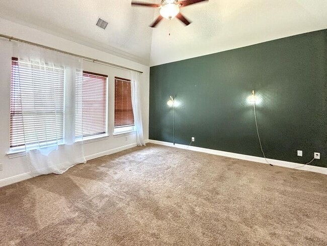 Building Photo - Spacious & Stylish 4-Bedroom Home with Mod...