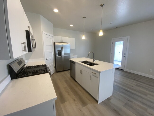 Building Photo - 4134 Baywood Dr
