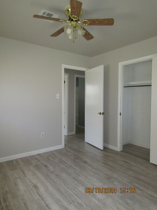 Building Photo - Freshly Painted/New Flooring Home!! Pets N...