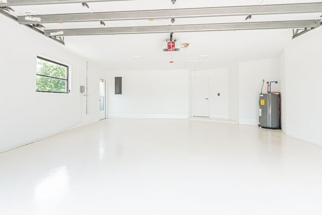 Building Photo - Newly Renovated 3 Bedroom Pool Home in Des...