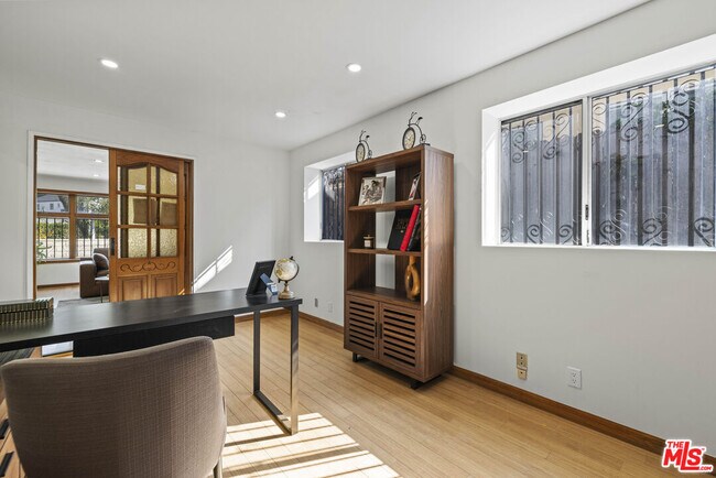 Building Photo - 865 Warner Ave