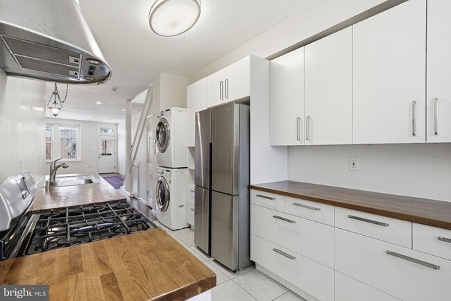 Building Photo - 707 15th St NE