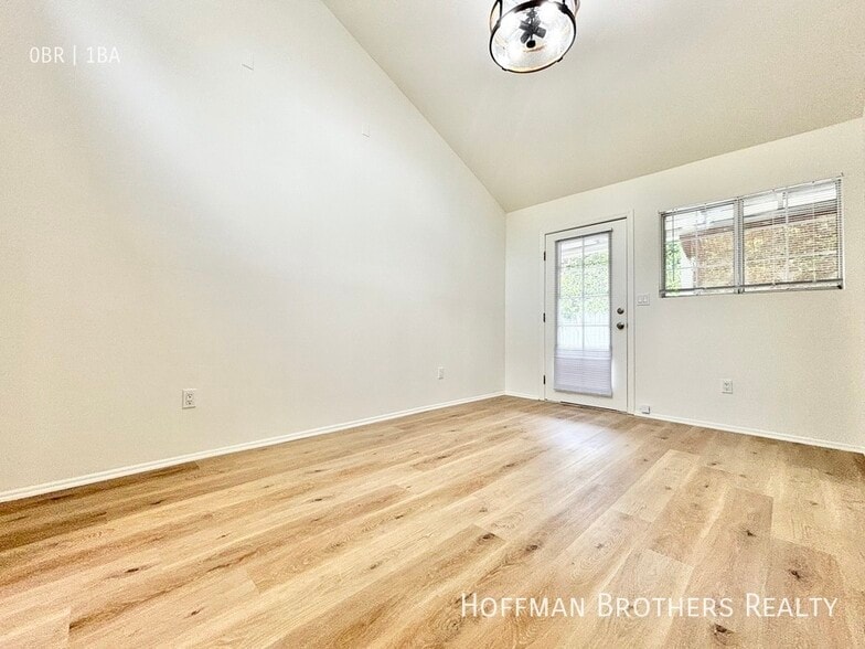 Building Photo - 2448 Beachwood Dr